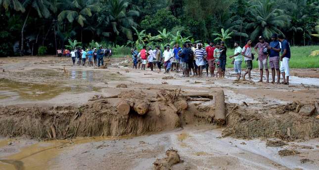 morethan200familiesfeareddeadinsrilankalandslides